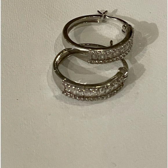 ELEGANT Emerald cut white sapphire Hoop Evening Earings - Picture 10 of 11